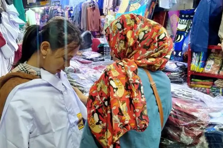 Jelang Tahun Ajaran Baru Pedagang Seragam Sekolah di Pasar Soreang Banjir Pembeli