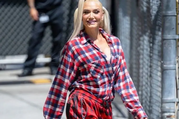 Tampil di Jimmy Kimmel Live, Gwen Stefani Tampak Unik dengan Gaya Rambut Kuncirnya!