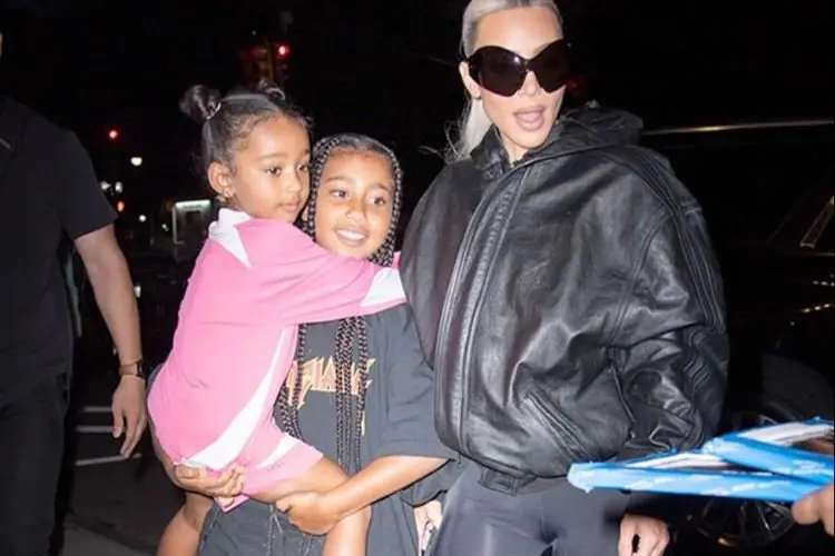 Kakak yang Baik! North West Gendong Chicago West Menuju Hotel di New York City