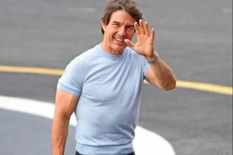 Tom Cruise Kendarai Helikopternya Sendiri ke Southwest London, Penggemar Histeris Melihatnya