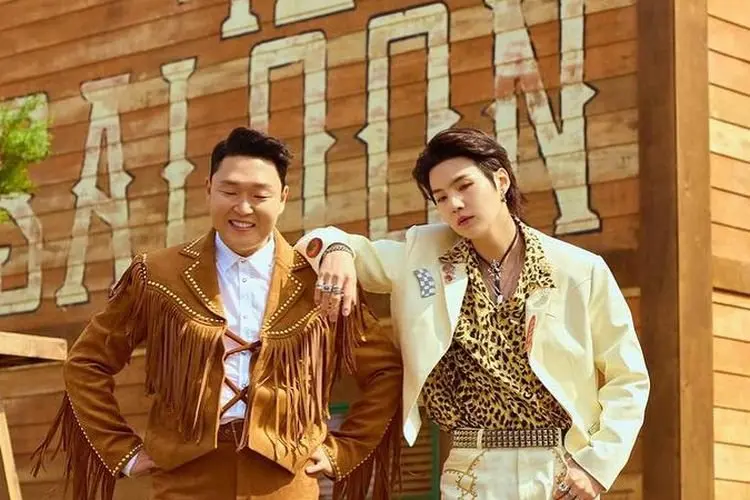 Kejutkan Penonton, Suga BTS untuk Pertama Kalinya Tampil Live 'That That' Bersama PSY