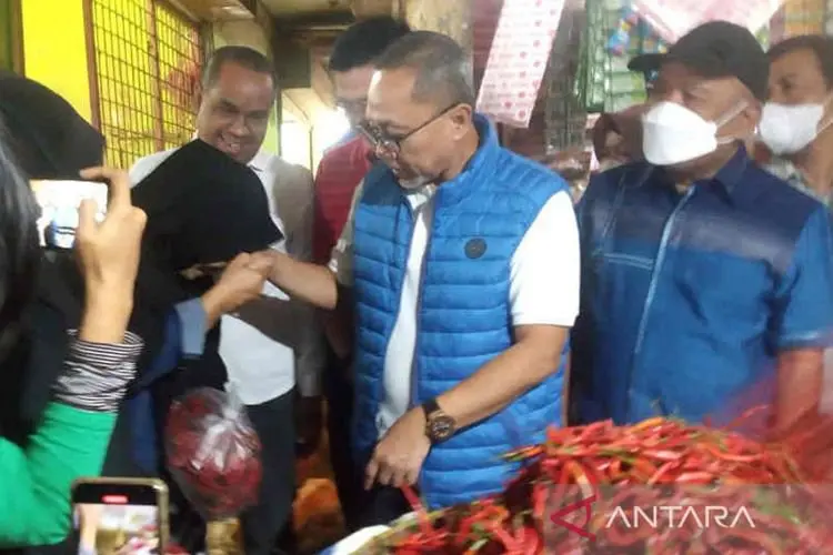 Menteri Perdagangan Zulkifli Hasan Borong Dagangan Pedagang di Pasar Jagasatru Cirebon