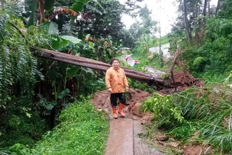 Tebing Setinggi 6 Meter di KBB Terbawa Longsor, Satu Rumah Rusak Parah