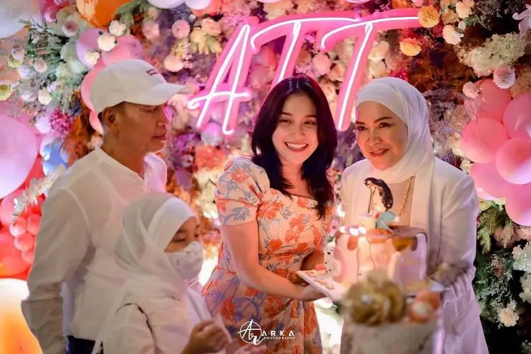 BilqisÂ Pinter Bahasa Inggris, Ayu Ting Ting Ngaku Utamakan Pendidikan