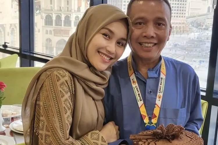 PascaÂ Jalani Operasi, Ayu Ting Ting Bersyukur Ayah Ojak Sudah Bisa Mondar Mandir