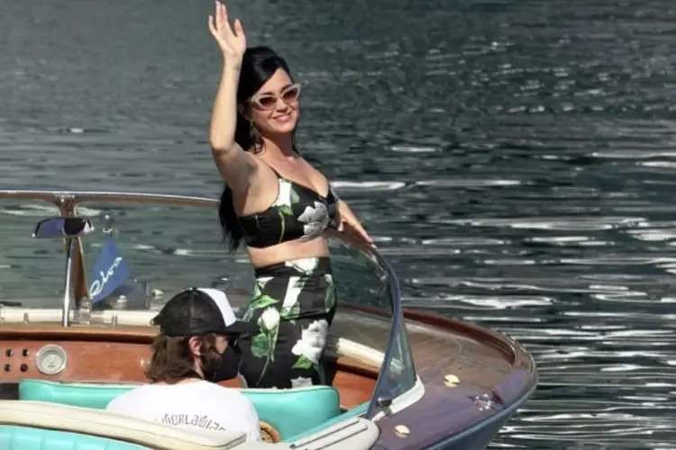Liburan Sekaligus Kerja di Italia, Katy Perry Tampak Cantik dengan Rok Bunga di Kapal Kayu