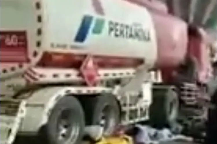 BREAKING NEWS! Truk Tangki Pertamina Tabrak Sejumlah Motor di Jalan Alternatif Cibubur