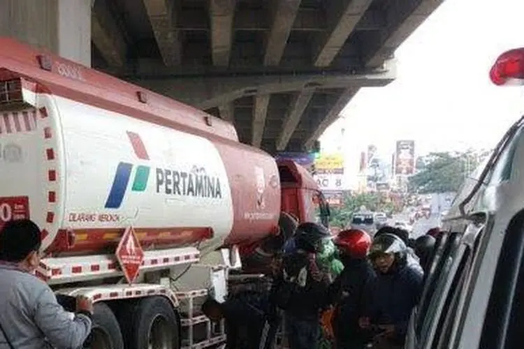 Kecelakaan Maut Tangki Pertamina di Cibubur, Sementara 8 Orang Dinyatakan Meninggal