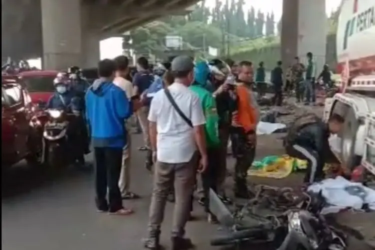 Ambulans Hilir Mudik Bawa Jenazah, Laka Maut Truk Tangki Pertamina Seruduk Puluhan Pengendara di Cibubur