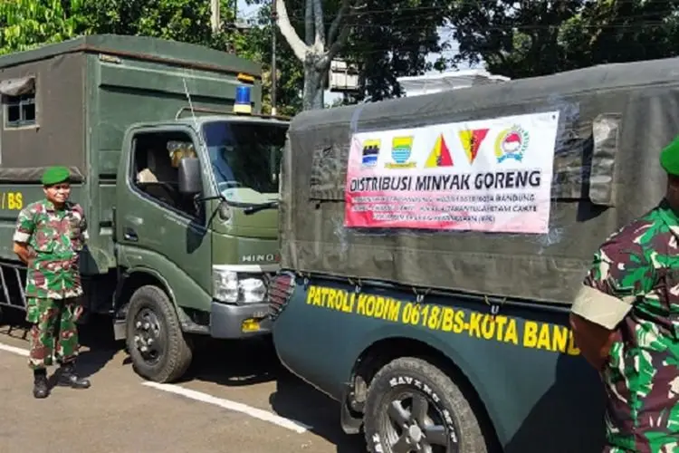 Gandeng Babinsa Kodim 0618, Pemkot Bandung Salurkan 25.200 Liter Minyak Goreng Curah Kemasan Ke-30 Kecamatan