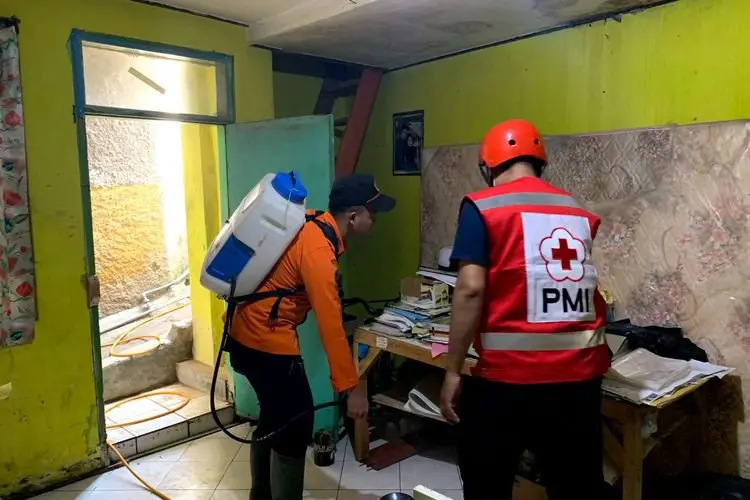 Pemkab Garut Mulai Lakukan Penyemprotan Disinfektan di Lokasi Bencana Banjir