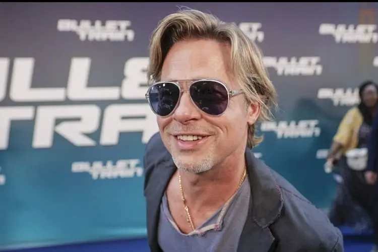 Brad Pitt Lakukan Aksi Karate di Premiere Film âBullet Trainâ, Sepatu Kets Putihnya Jadi Sorotan