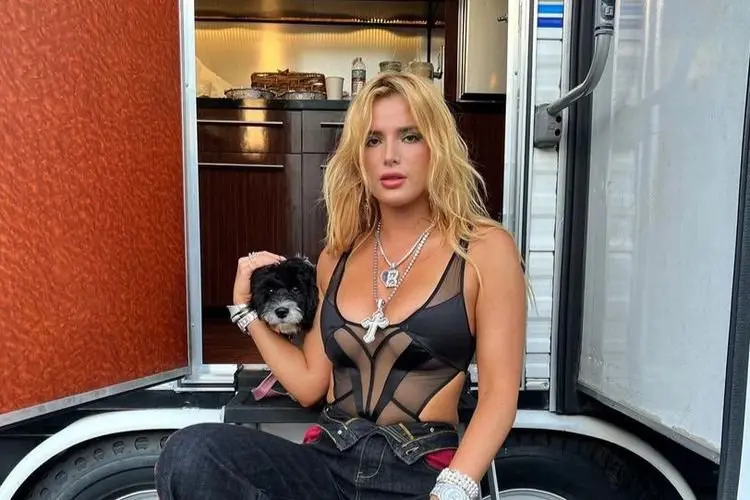 Selalu Tampil Seksi, Bella Thorne Posting Foto Gunakan Jumpsuit Hitam yang Terbuka Tanpa Lengan