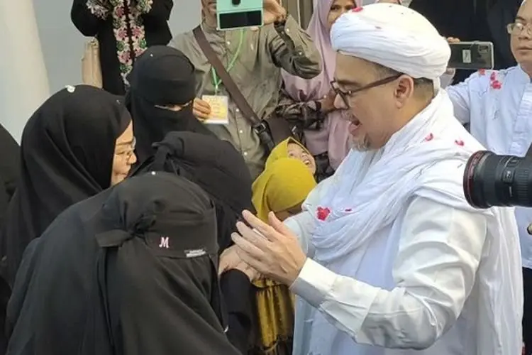 Habib Rizieq Bebas Bersyarat, Keluarga Menyambut dengan Haru di Petamburan