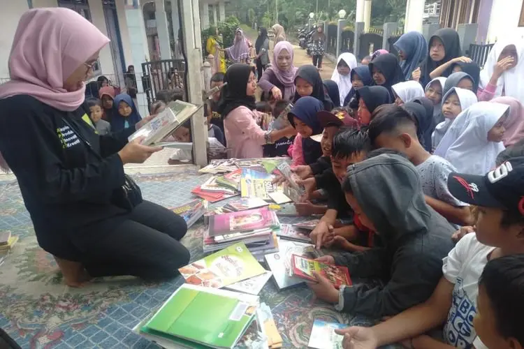 Desa Gelaranyar Cianjur Memaksimalkan Mobil Maskara untuk Dukung Program Literasi Membaca Anak Sekolah