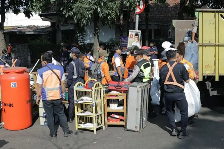 Daop 2 Bandung Kembali Tertibkan Aset Perusahaan di Jalan Laswi Bandung