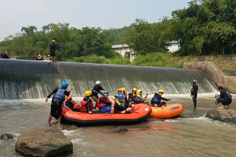 Bersihkan Sungai Cisadane, Perumda Tirta Pakuan Kota Bogor Rangkul TNI/Polri Hingga Komunitas