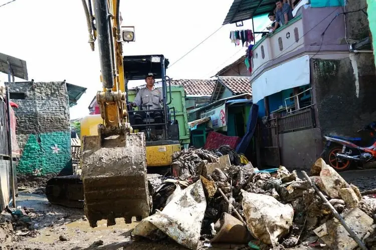 Pemkab Garut Fokus Bebersih dan Semprotkan Disinfektan Pasca Banjir Bandang