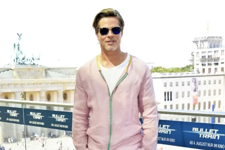 Jauh dari Kesan Garang, Brad Pitt Tampil Gunakan Rok Bernuansa Pink Saat Promo Film âBullet Trainâ di Berli