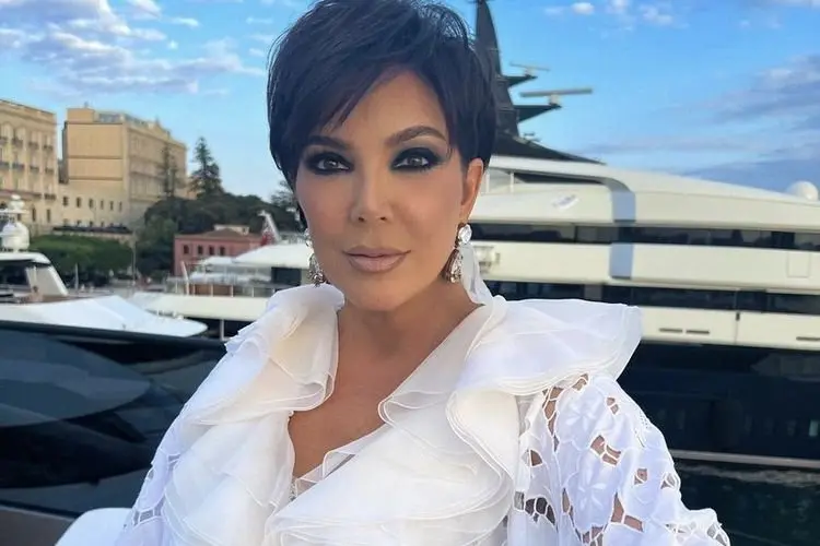 Kris Jenner Gunakan Gaun SKIMS Saat Liburan di Kapal Pesiar, Kim Kardashian Langsung Beri Komentar
