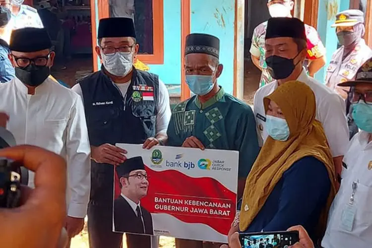 Ridwan Kamil Beri Bantuan Korban Longsor di Kota Bogor