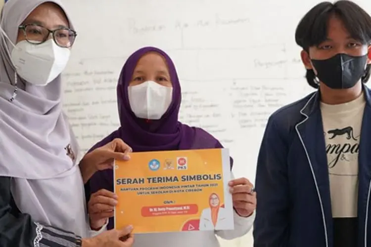 Netty Prasetiyani Aher Serahkan 200 Beasiswa PIP untuk Siswa-Siswi Kota Cirebon