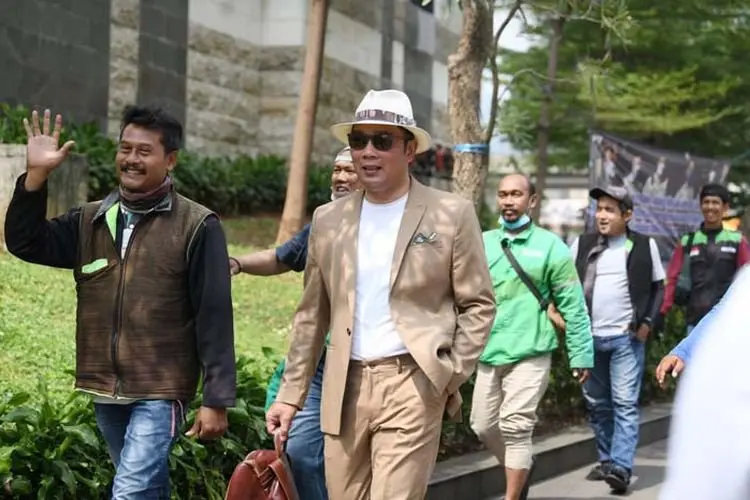 Kala Ridwan Kamil Ikut Citayam Fashion Week Bareng Mamang Ojol
