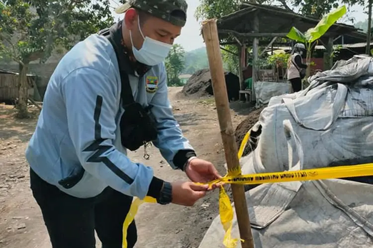Satpol PP KBB Segel Tiga Pabrik yang Diduga Cemari Kawasan Situ Ciburuy