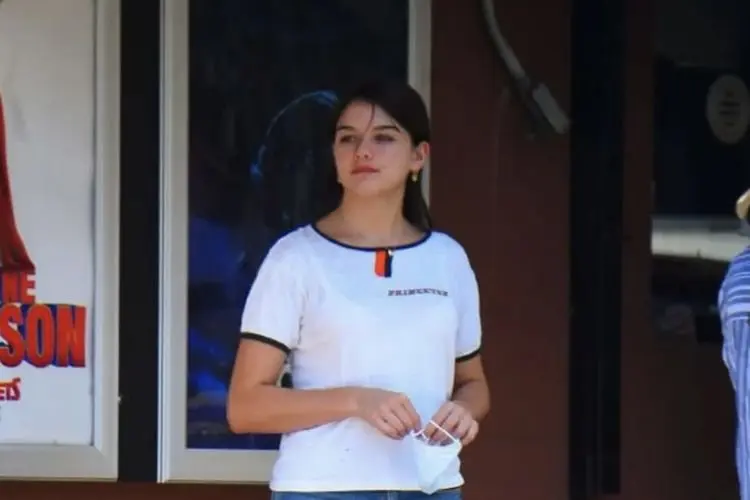 Suri Cruise Tampil Santai Namun Tetap Cantik di East Coast, Sepatu Converse Biru Jadi Favoritnya!