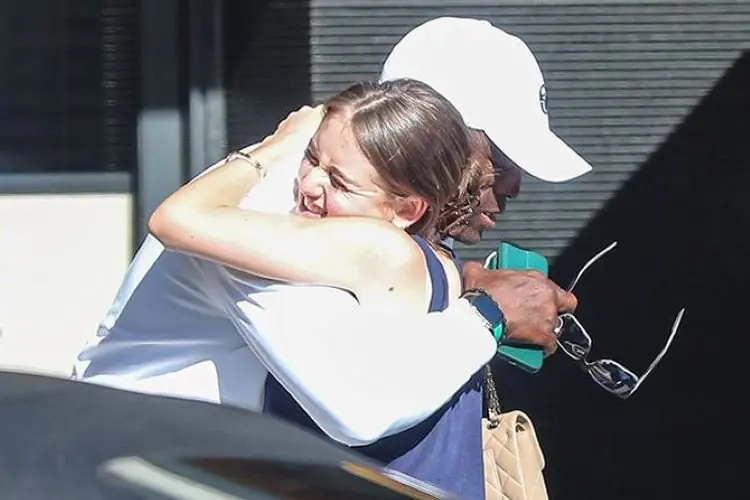 Perlihatkan Cinta kepada Ayah Sambung, Leni Klum Peluk Erat Seal di Trotoar Los Angeles