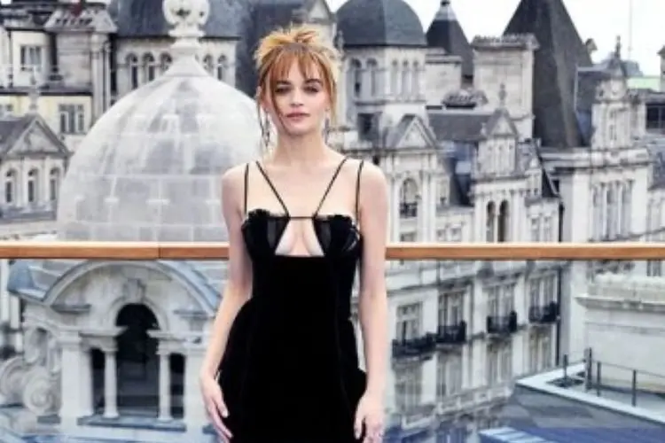 Tampil Santai dan Elegan denganÂ Mini DressÂ Hitam, Joey King Jadi Sorotan di Premiere Film âBullet Trainâ