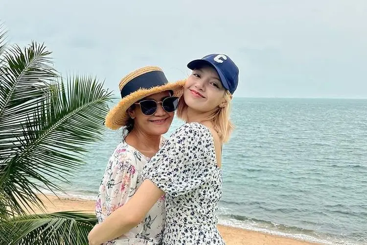 Lisa BLACKPINK Selalu Ingin Bepergian dengan Ibunya Bahkan saat Tur Dunia, Ini Alasan Lucunya