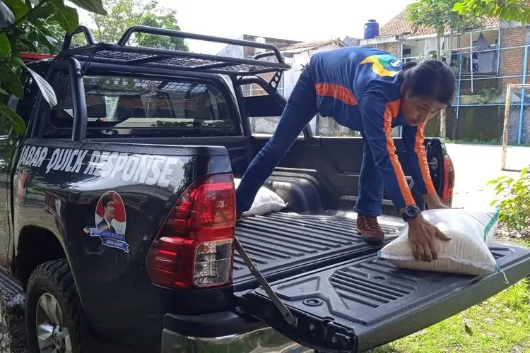 Bantu Korban Banjir Garut, JNE dan JQR Berikan Bantuan