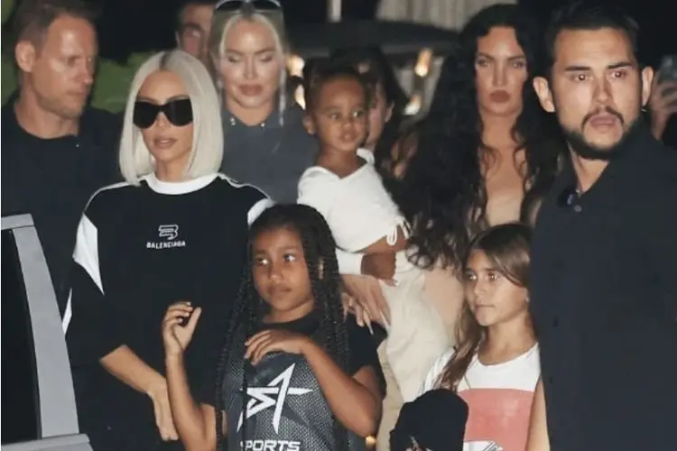 North West Tanding Basket di Malibu, Kim Kardashian Mendukung dengan Tampilan Kasualnya
