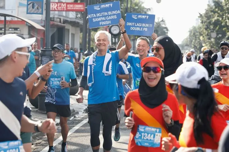 Baremg Istri Ganjar Pranowo Ikuti Lomba Lari Maraton di Kota Bandung
