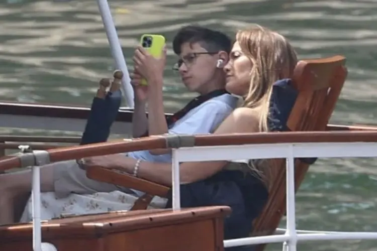 Berlibur ke Paris Jennifer Lopez dan Putranya, Max Habiskan Waktu Berdua Diatas Kapal