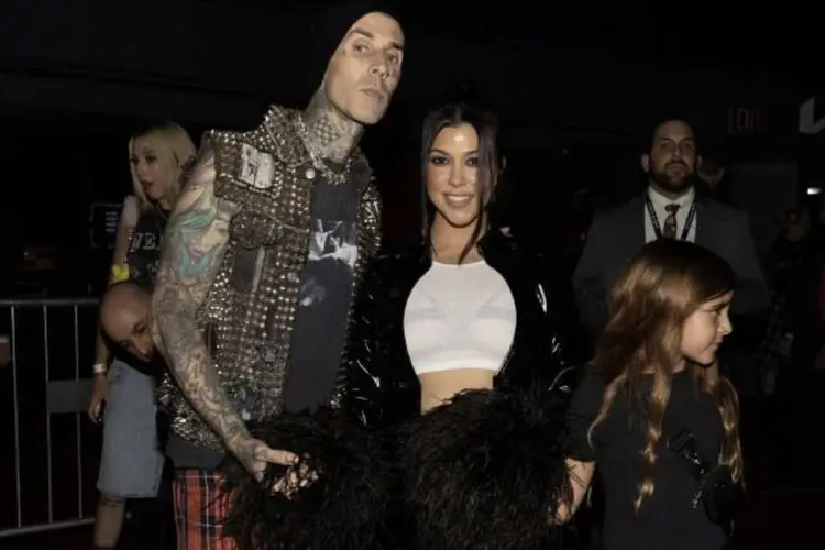 Selalu So Sweet Setiap Saat, Kourtney Kardashian Bagikan Postingan Bunga dari Travis Barker