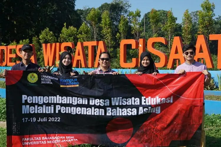 Warga Desa Wisata Cisaat Subang Dapat Pelatihan Bahasa Asing dari UNJ
