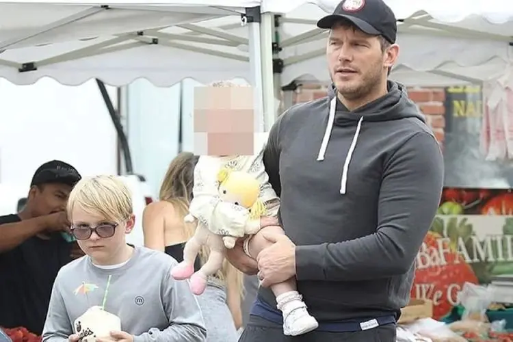 Tampil Sporty, Chris Pratt Ajak Anak Istri Jalan-Jalan ke Pasar Petani di Los Angeles, Bayi Eloise Absen!