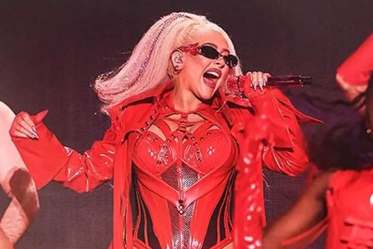 Christina Aguilera Tampil Luar Biasa di Spanyol! Bodysuit Hitam Metalik Jadi Andalan
