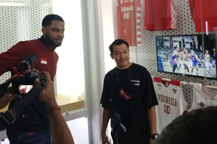 Pemain Basket Timnas Marques Bolden Terpukau Galeri The Bucketlist Indonesia di Bogor