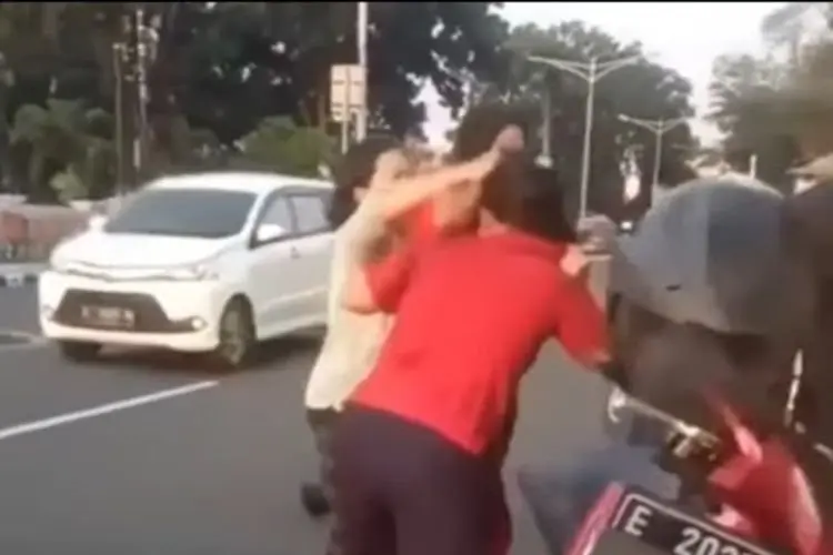 Berebut Lapak di Alun-Alun Majalengka, Emak-Emak Baku Hantam Sampai Nendang Motor
