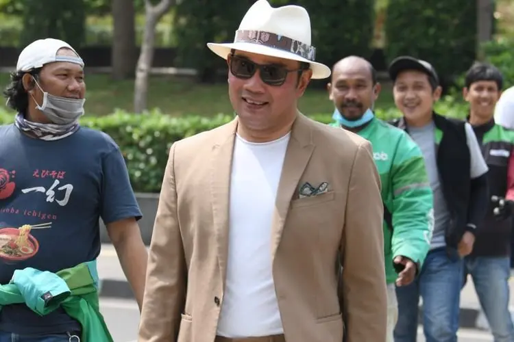 Di Bandung Ada Braga Fashion Week, Ridwan Kamil Jalan Bareng 3 Cewek Berhijab