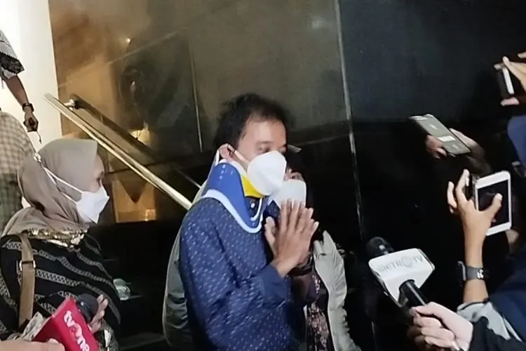 Roy Suryo Pakai Penyangga Leher Saat Diperiksa Sebagai Tersangka Kasus Meme Stupa Candi Borobudur Mirip Jokowi