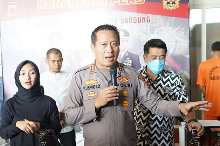 Polresta Bandung Amankan Ratusan Botol Miras Impor Palsu