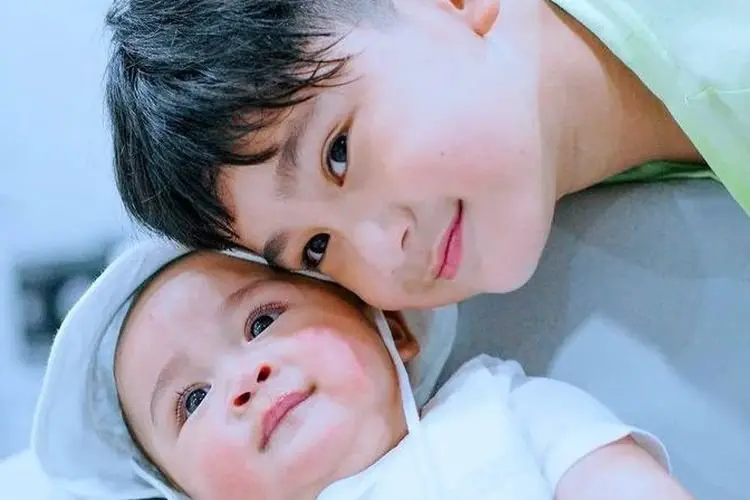 Rafathar Sering Cemburu Terhadap Rayyanza, Ini Cara Nagita Slavina Mengatasinya!