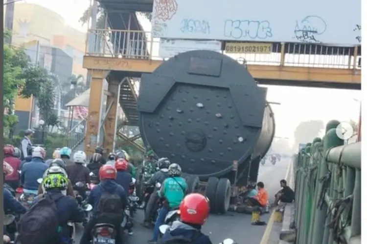 Waduh! Truk Tangki Nyankut di Bekasi, Begini Kondisinya