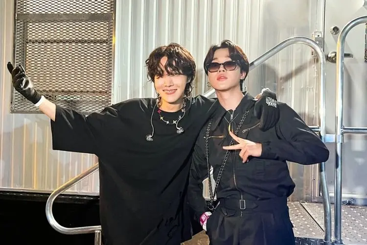 J-Hope Tampil di Lollapalooza, Jimin Datang Beri Dukungan