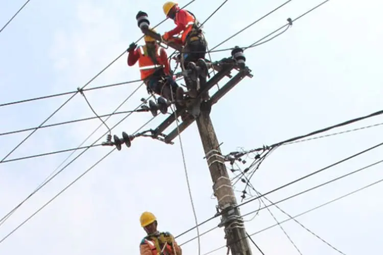 PLN UP 3 Majalaya Gempur Konstruksi Jaringan di Sepanjang Jalan Laswi Baleendah Kabupaten Bandung