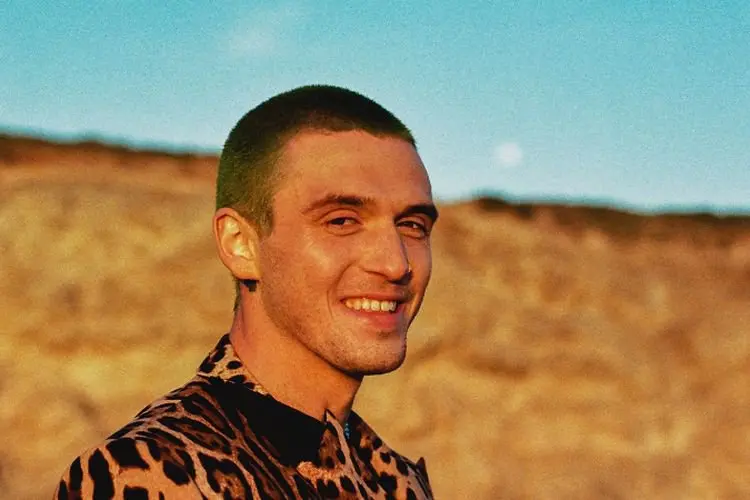 Lirik Lagu "Stranger" Lauv